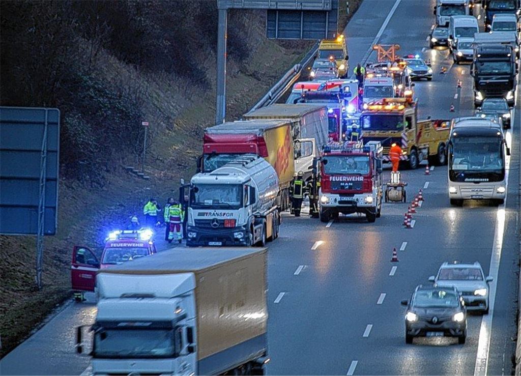 Lkw-Fahrer schwebt in Lebensgefahr