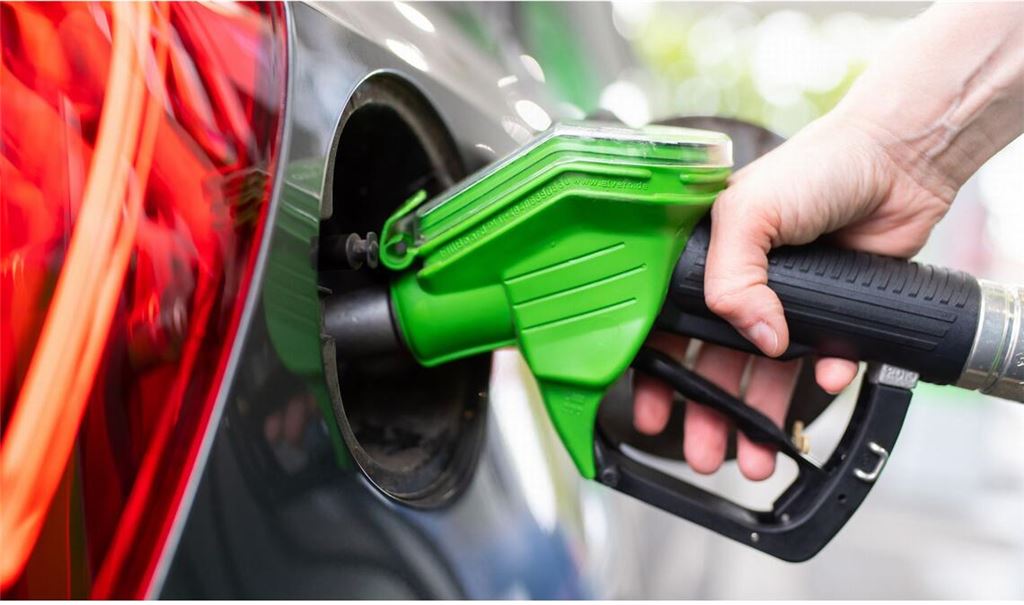 Ein Urlauber tankt versehentlich Benzin statt Diesel und will diesen zurückgeben. (Symbolbild)