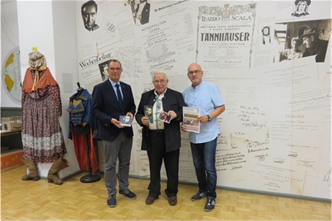 Ein Verdienst der Gottlob-Frick-Gesellschaft ist die Einrichtung der Frick-Gedächtnisstätte im Ölbronner Rathaus. Wo sonst sollten Präsident Frank Schneider (v.li.), Ehrenpräsident Hans A. Hey und Geschäftsführer Adalbert Bangha für den Besuch der Jubiläumsgala werben? In deren Rahmen treten junge, aufstrebende Sänger auf, die in der Musikwelt auch Spuren hinterlassen dürften. Foto: Becker