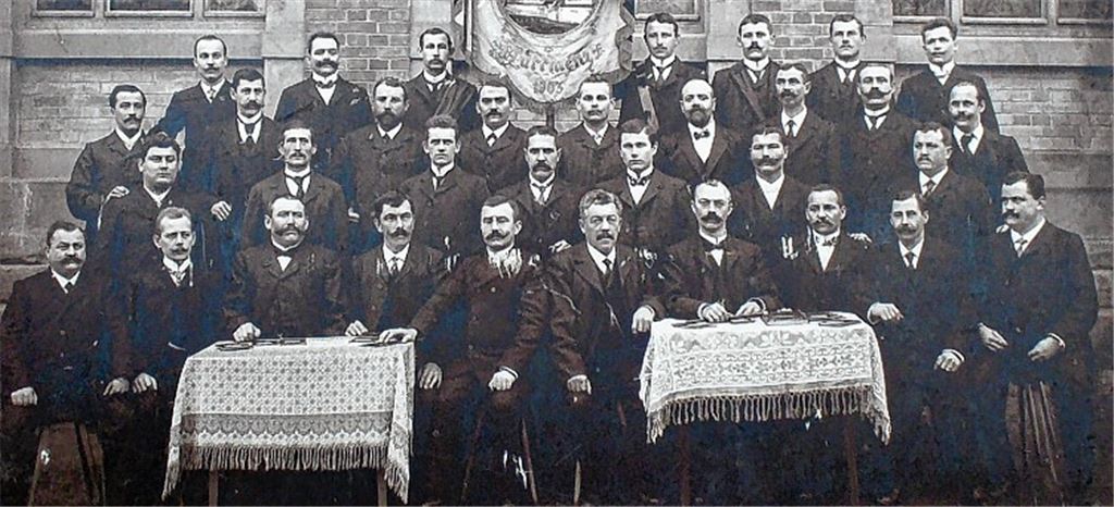 Ein Verein mit langer Tradition: So präsentiert sich der „Gesangverein Liederkranz Dürrmenz“ 1905 dem Fotografen.