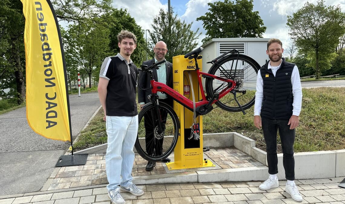 Ein Vertreter des ADAC nimmt mit Bürgermeister Alexander Kozel (Mitte) und Ortsreferent Luis Burkhardt (li.) die Radservice-Station beim Freibad in Betrieb. Foto: ADAC Nordbaden/Brenner