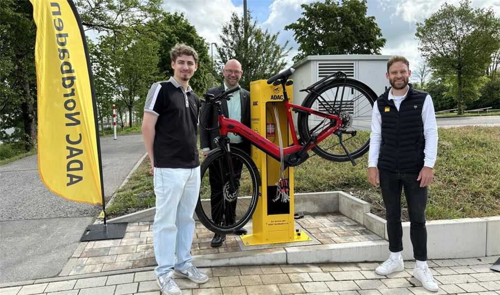 Ein Vertreter des ADAC nimmt mit Bürgermeister Alexander Kozel (Mitte) und Ortsreferent Luis Burkhardt (li.) die Radservice-Station beim Freibad in Betrieb. Foto: ADAC Nordbaden/Brenner