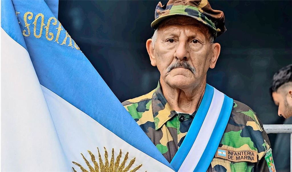 Ein Veteran  gedenkt den  gefallenen Soldaten im Falklandkrieg.  Die Zeremonie findet immer Anfang April auf der Plaza San Marton in  Buenos Aires statt.