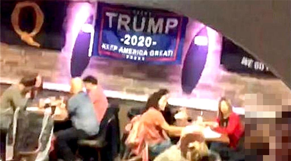 Ein Video, das im Internet kursierte, zeigt Mitglieder der angeblichen „Gebetsgruppe“ unter einem Donald-Trump-Banner und dem Symbol „Q“ für die umstrittene QAnon-Bewegung, die sich 2017 in den USA formierte und Verschwörungstheorien verbreitet. Screenshot: MT