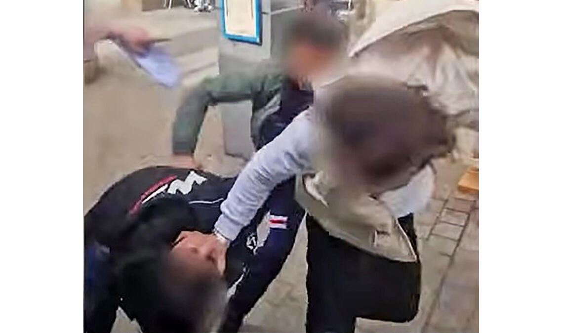 Ein Video zeigt zwei der Täter bei ihrem Angriff auf die Kontrolleure. Foto: Screenshot/privat