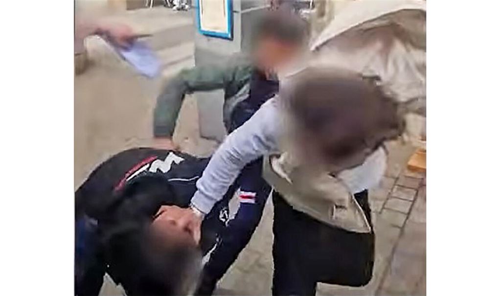 Ein Video zeigt zwei der Täter bei ihrem Angriff auf die Kontrolleure. Foto: Screenshot/privat