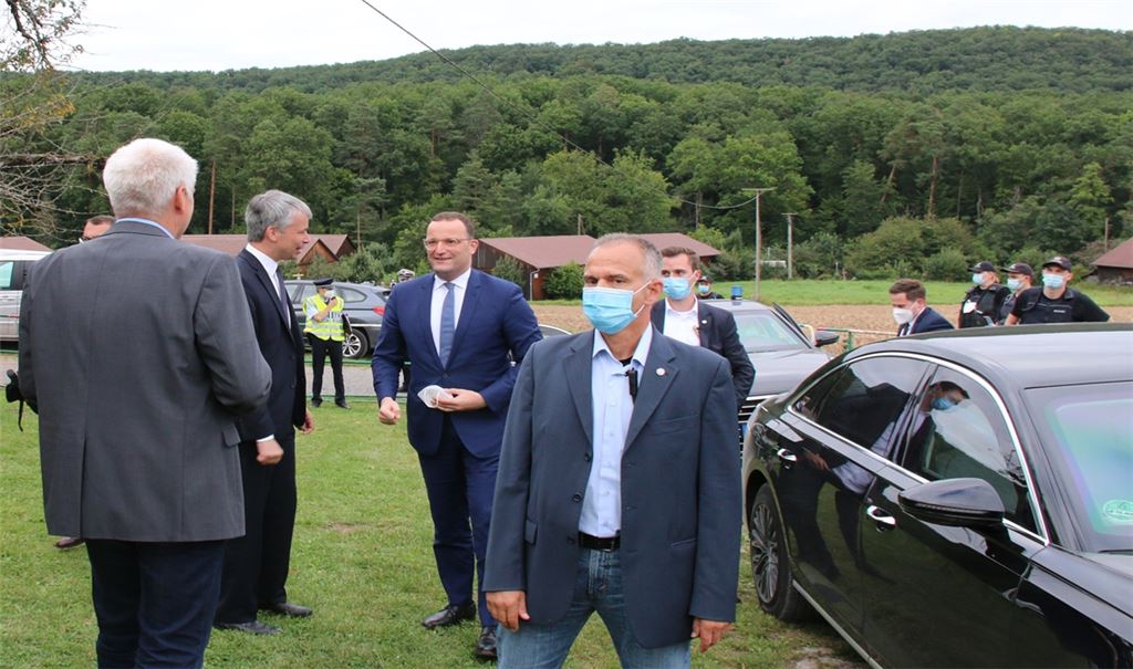 Ein Wahlkampfauftritt von Bundesgesundheitsminister Jens Spahn in Ensingen auf dem Weingut Walz – im Bild rechts bei der Ankunft – ruft die Querdenker auf den Plan. Fotos: Bögel