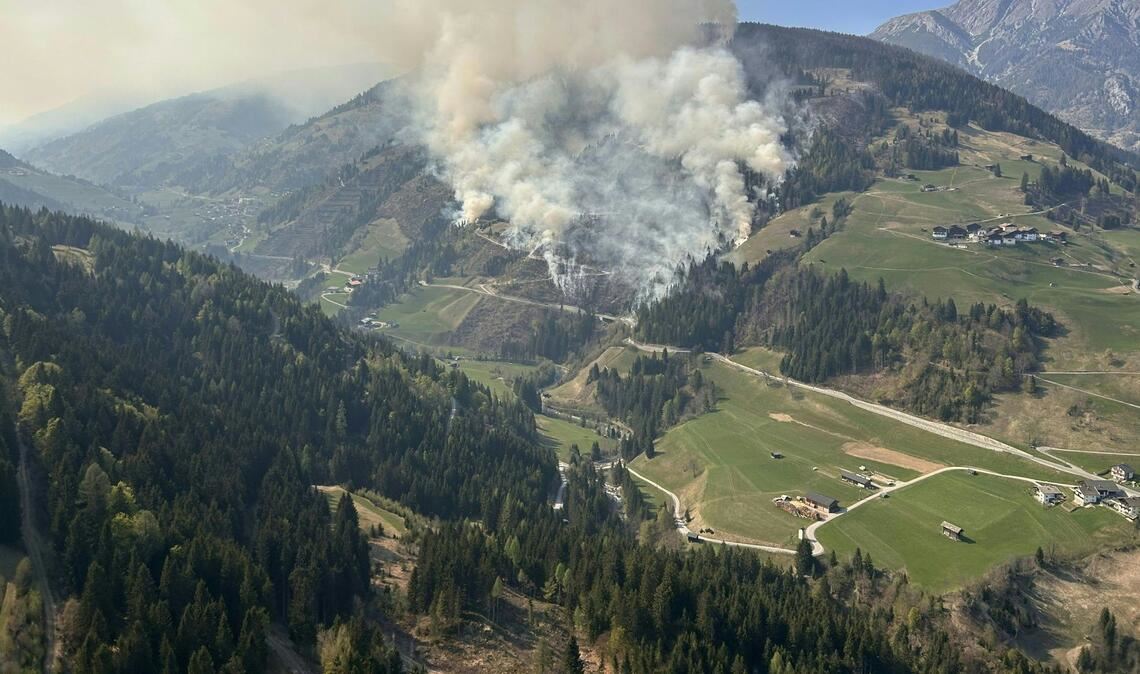 Ein Waldbrand im Lesachtal in Österreich hat sich ausgebreitet.