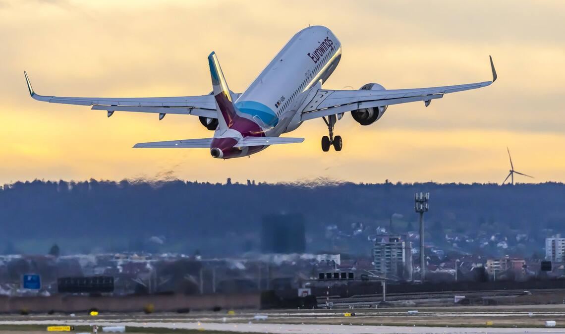 Ein Weg, um Flugzeuge klimafreundlicher zu machen, sind synthetische Kraftstoffe.
