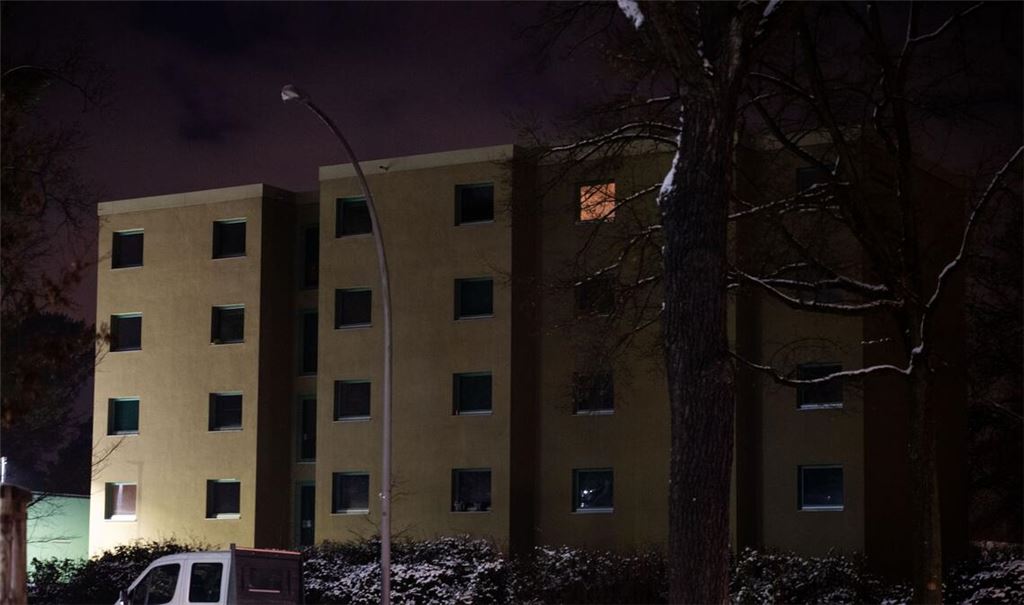 Ein Wohngebäude in einer Straße in Südwest Berlin ist nach einem Stromausfall ohne Strom (Archivfoto).