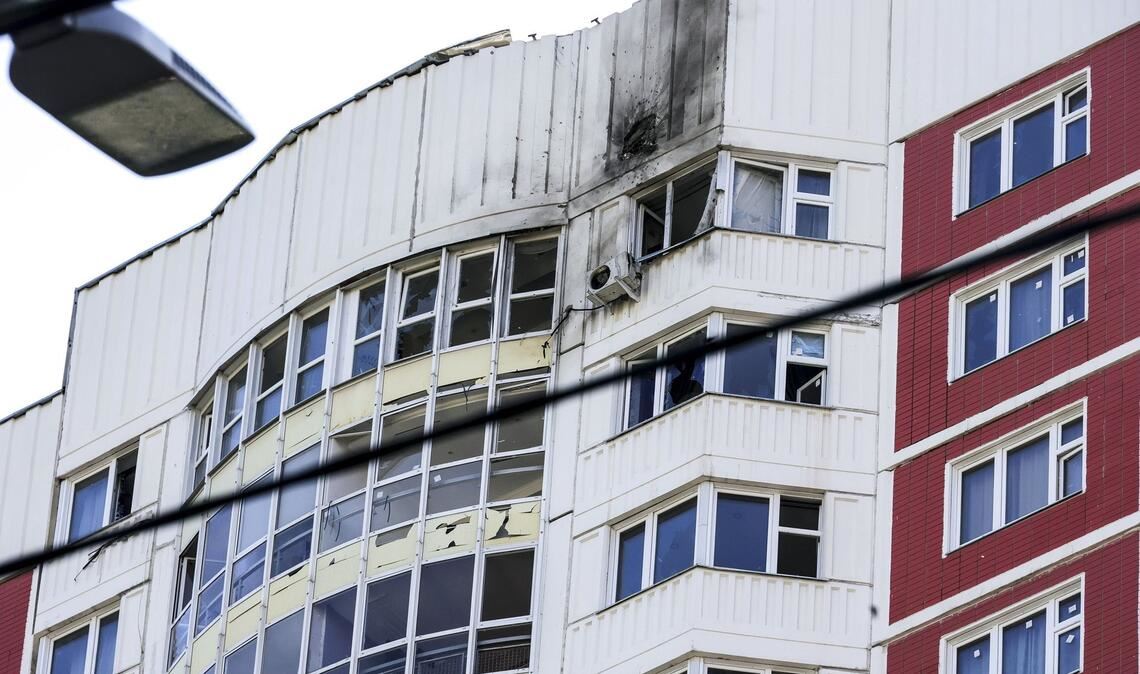 Ein Wohnhaus in Moskau, das Berichten zufolge durch eine ukrainische Drohne beschädigt wurde.