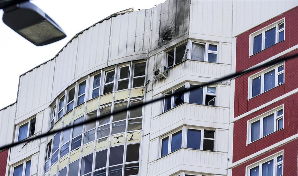 Ein Wohnhaus in Moskau, das Berichten zufolge durch eine ukrainische Drohne beschädigt wurde.