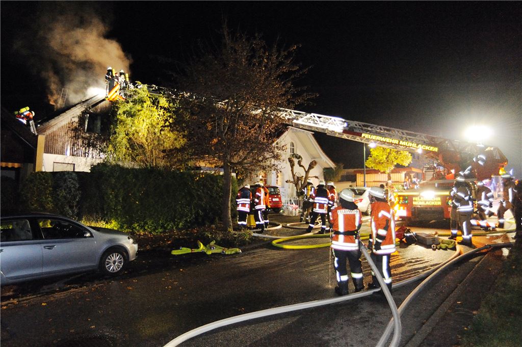 Ein Wohnhausbrand in Wiernsheim verursachte rund 150 000 Euro Sachschaden. Foto: Fotomoment