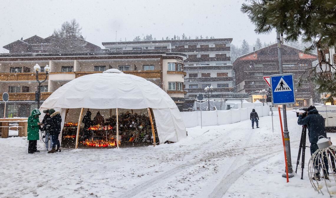Ein Zelt schützt niedergelegte Blumen und Kerzen für die Opfer des Brandes in der Bar vor dem Schneefall.