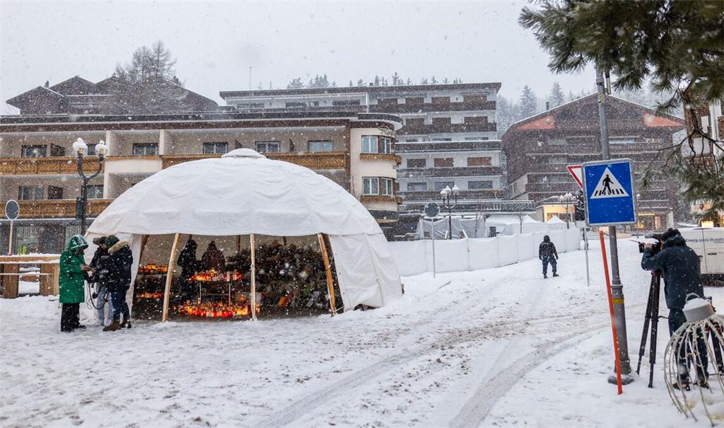 Ein Zelt schützt niedergelegte Blumen und Kerzen für die Opfer des Brandes in der Bar vor dem Schneefall.