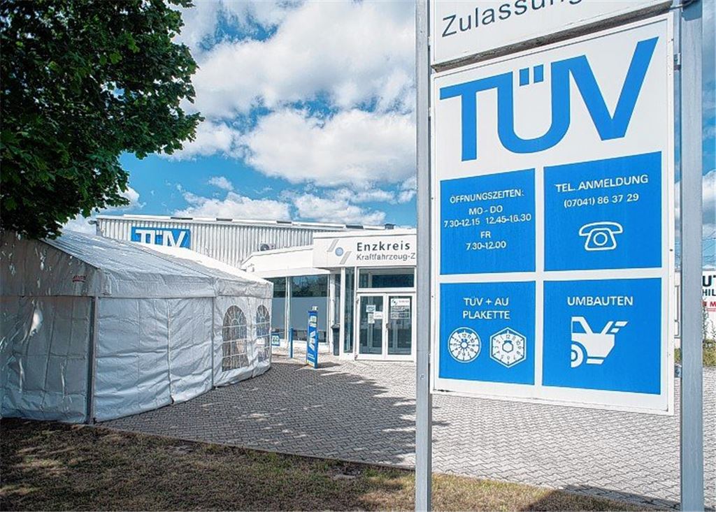 Zelt dient als Wartesaal für die Zulassungsstelle