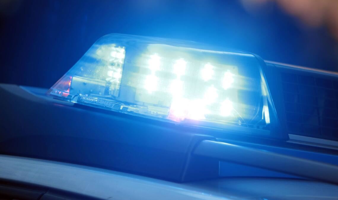 Ein Zeuge meldete den Motorrollerfahrer, weil dieser in Schlangenlinien fahrend und ohne Kennzeichen unterwegs war. (Symbolbild)