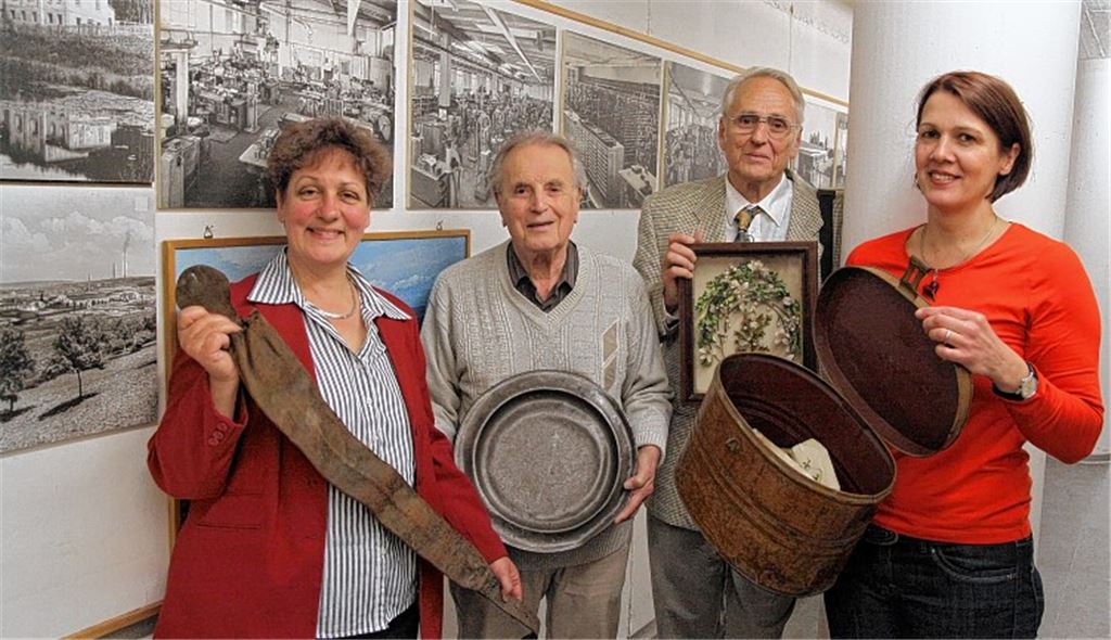 Ein Zinnteller von 1837 mit Familien-Gravur, die Leder-Geldkatze eines reichen Mannes, Aussteuer in Leinen und ein Buch über eine Kindheit in Enzberg und Hohenklingen während des Ersten Weltkrieges – vier Kartons voller Geschichte hat Dr. Rainer Würgau (2. v. re.) dem Mühlacker Stadtarchiv und Heimatmuseum aus dem Nachlass seiner Mutter Else geschenkt. Stadtarchivarin Marlies Lippik (li.) freut sich über die neuen Artefakte. Friedrich Sinigalia (2. v. li.) kann die Familiengeschichte bezeugen. Sabine Braun (re.) wohnt heute auf dem ehemaligen Hof in Enzberg. Foto: Hansen
