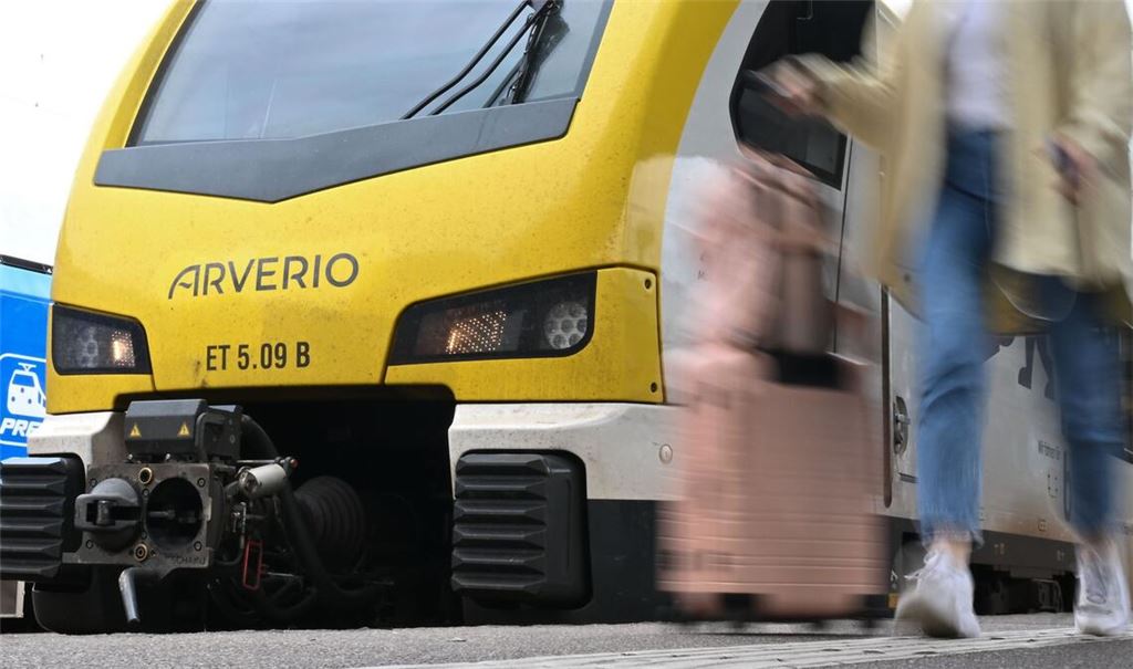 Ein Zug der Bahngesellschaft Arverio steht im Hauptbahnhof in Stuttgart (Archivbild).