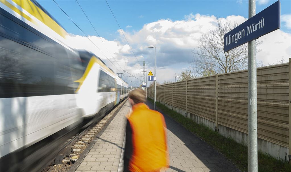 Ein Zug fährt durch Illingen. Symbolfoto: Archiv