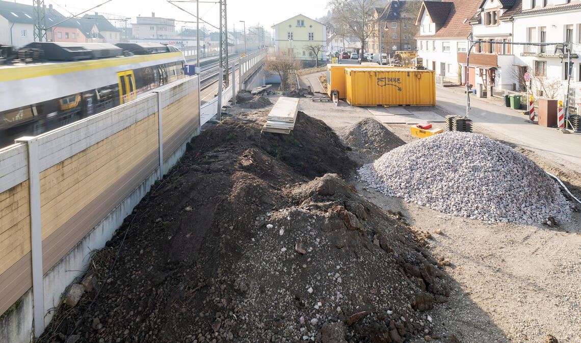 Ein Zug im Bahnhof Enzberg – und vor dem Hintergrund der Baustelle stellt sich die Frage: Hält er oder rauscht er durch? Foto: Fotomoment
