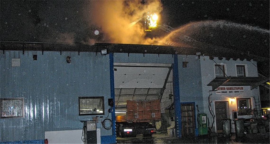 Ein als zunächst gemeldeter Containerbrand entwickelt sich am Samstag in der Illinger Max-Eyth-Straße in einer Firmenhalle zu einem richtigen Großbrand.