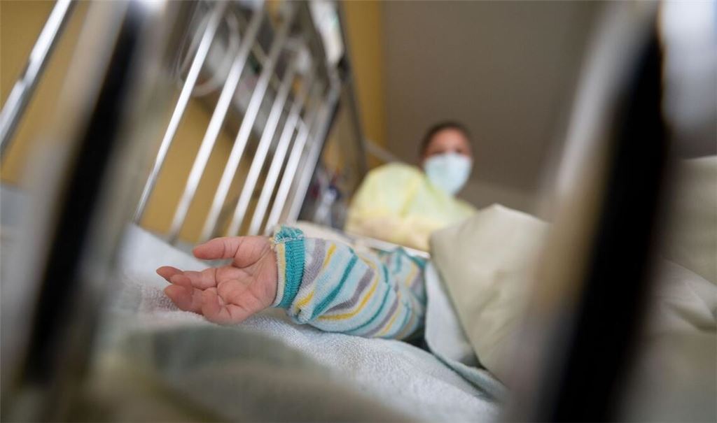 Ein am Respiratorischen Synzytial-Virus (RS-Virus oder RSV) erkrankter kleiner Patient liegt auf einer Kinderstation eines Klinkums in einem Krankenbett.