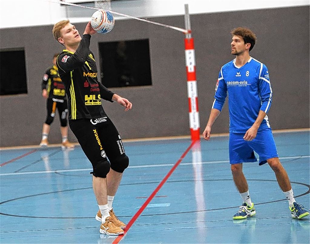 Ein anderes Kaliber: Hohenklingens Bastian Dangel (re.) und „Starspieler“ Patrick Thomas. rub