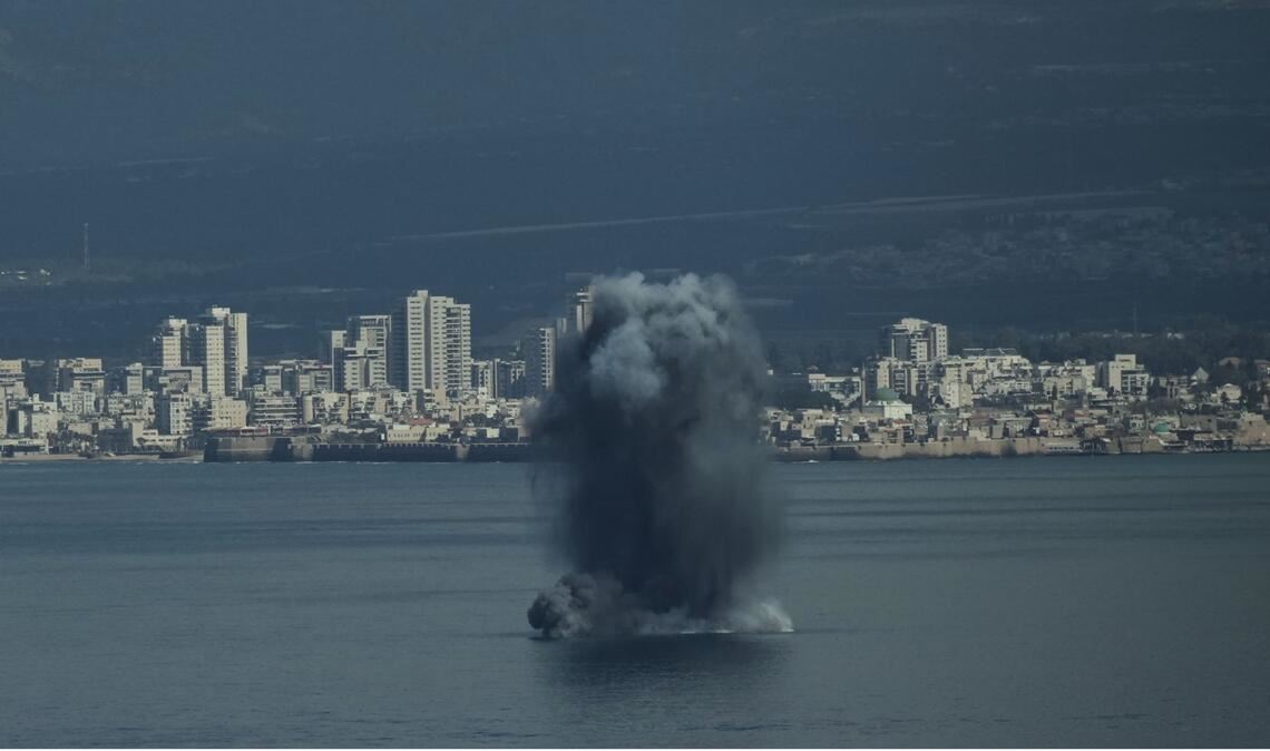 Ein ankommendes Geschoss explodiert in der Bucht von Haifa, während Israel nach seinen Angriffen auf den Iran einen landesweiten Alarm ausgerufen hat.