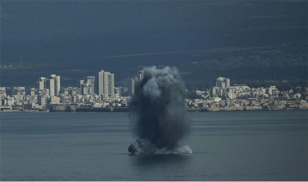 Ein ankommendes Geschoss explodiert in der Bucht von Haifa, während Israel nach seinen Angriffen auf den Iran einen landesweiten Alarm ausgerufen hat.