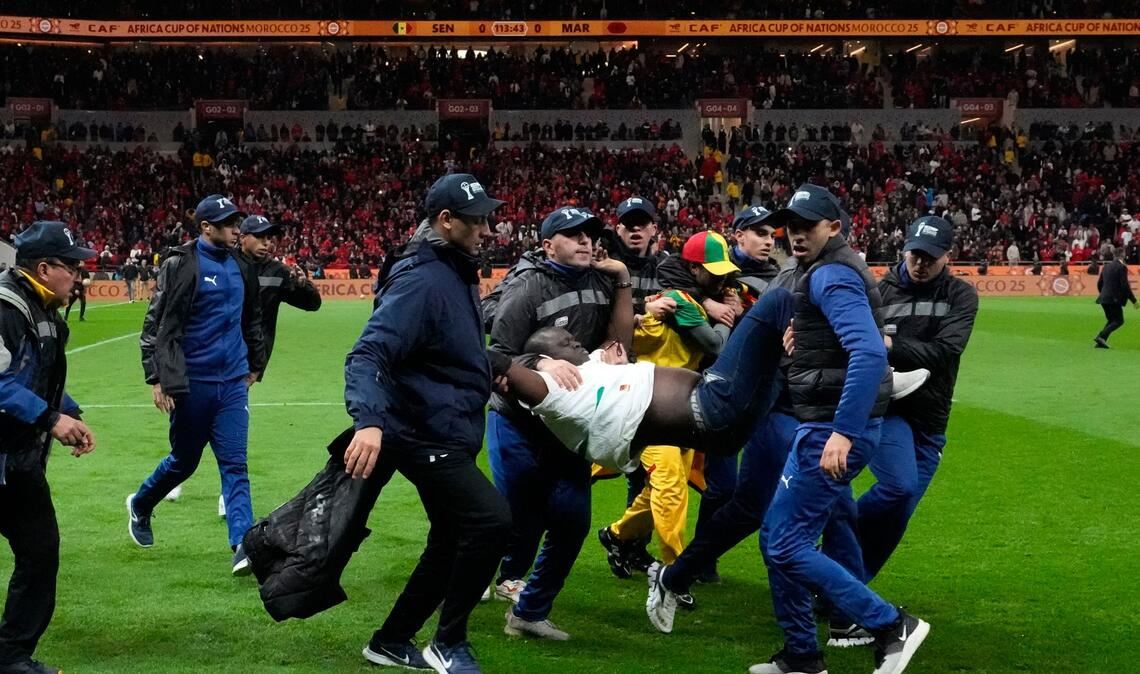 Ein auf den Platz gestürmter Anhänger des Senegals wurde von Sicherheitskräften weggetragen. (Archivbild)