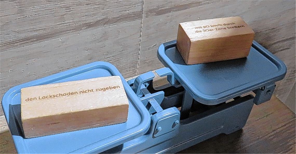 Ein auf den ersten Blick unübliches Exponat für ein Bibelmuseum und doch exemplarisch für das Konzept des „bibliorama“: Diese altmodische Waage, niemals im Gleichgewicht, zeigt, dass ein Unrecht ein anderes nicht aufwiegen kann, und bringt so biblische Inhalte und Glaubensbotschaften der Lebenswelt des Menschen nahe.Becker