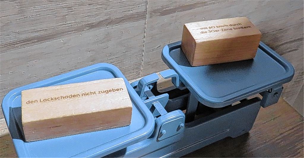 Ein auf den ersten Blick unübliches Exponat für ein Bibelmuseum und doch exemplarisch für das Konzept des „bibliorama“: Diese altmodische Waage, niemals im Gleichgewicht, zeigt, dass ein Unrecht ein anderes nicht aufwiegen kann, und bringt so biblische Inhalte und Glaubensbotschaften der Lebenswelt des Menschen nahe.Becker