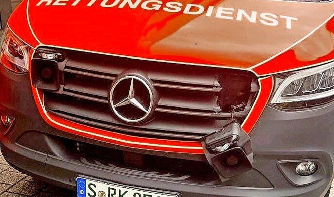 Ein aufgebrachter Passant hat ein Einsatzfahrzeug des Roten Kreuzes vor der Hauptrettungswache beschädigt.