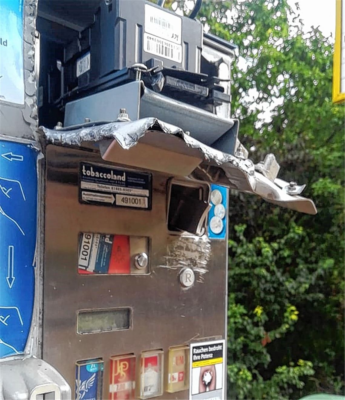 Unbekannte brechen vier Zigarettenautomaten auf