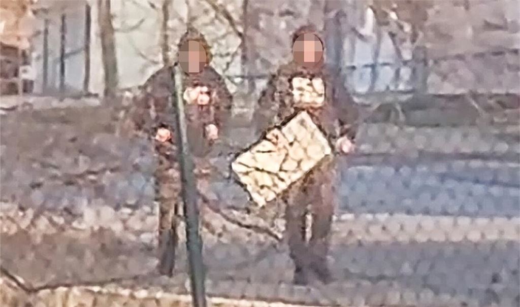 Ein aus dem Auto heraus aufgenommenes Handyvideo zeigt nach AfD-Angaben zwei Täter beim Diebstahl eines Wahlplakats am Samstagnachmittag in Öschelbronn. Foto: Screenshot