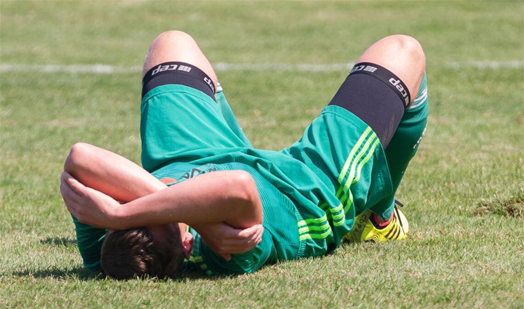 Ein ausgepumpter Iptinger liegt nach der jüngsten Niederlage am Boden. In der Relegation muss der SVI jedoch noch einmal seine letzten Reserven mobilisieren.. Foto: Fotomoment