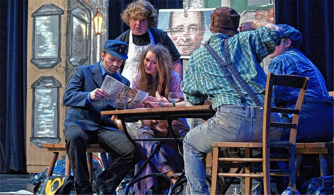 Ein aussagekräftiges Bühnenbild, passende Kostüme, Beleuchtung und Requisiten dienen den Darstellern als Rahmen, den sie mit Musik und engagiertem Spiel füllen.