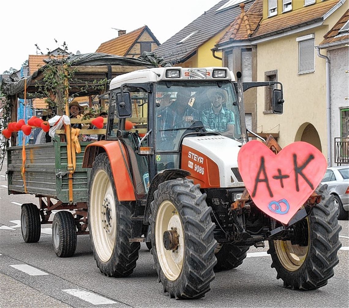 Ein außergewöhnliches Vatertagsvehikel auf der Fahrt durch Lienzingen.
