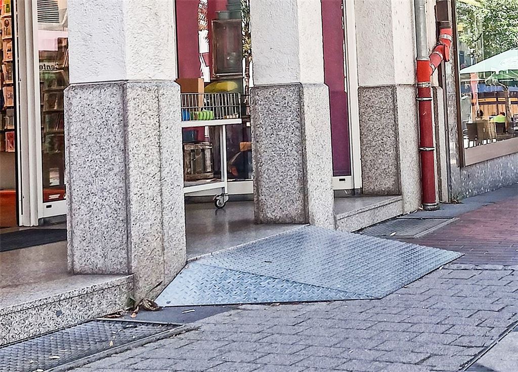 Ein barrierefreier Zugang zu den Geschäften gilt als wichtiger Faktor für eine kundenfreundliche und einladende Einkaufsinnenstadt. Foto: Deeg