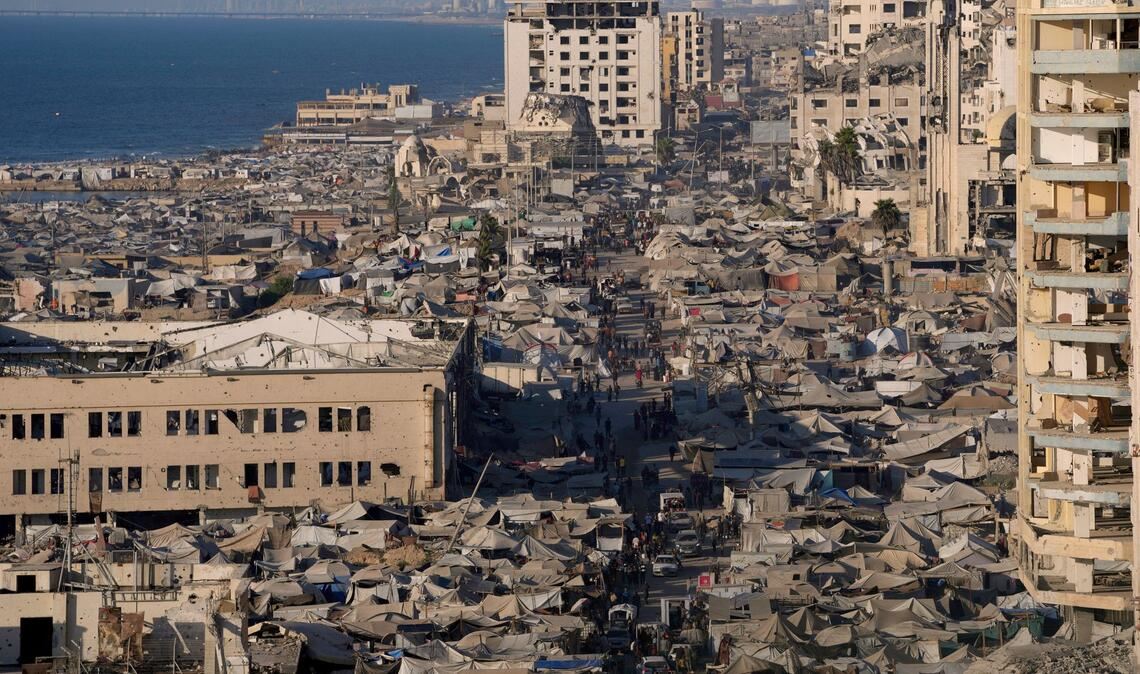 Bilder des Tages Ein behelfsmäßiges Zeltlager für vertriebene Palästinenser erstreckt sich über ein Gebiet in der Nähe des Hafens von Gaza Stadt.