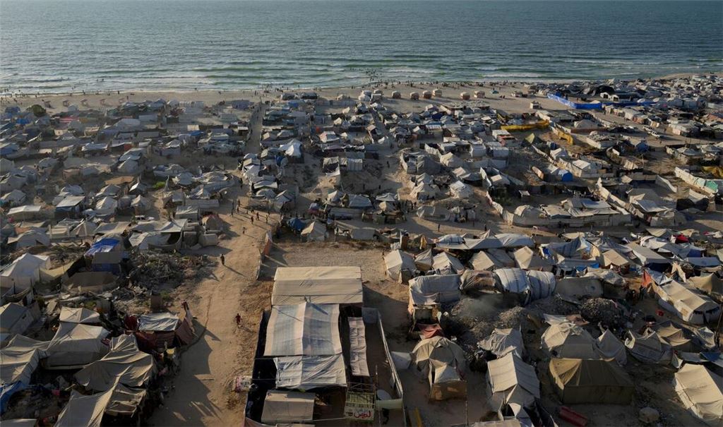 Ein behelfsmäßiges Zeltlager für vertriebene Palästinenser nahe Gaza