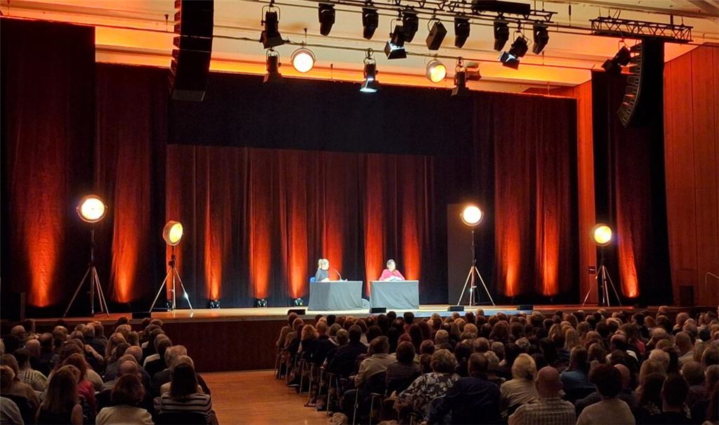 Ein bekanntes TV-Gespann auf großer Bühne im proppenvollen Saal. Foto: CCP/Daniel Schuch