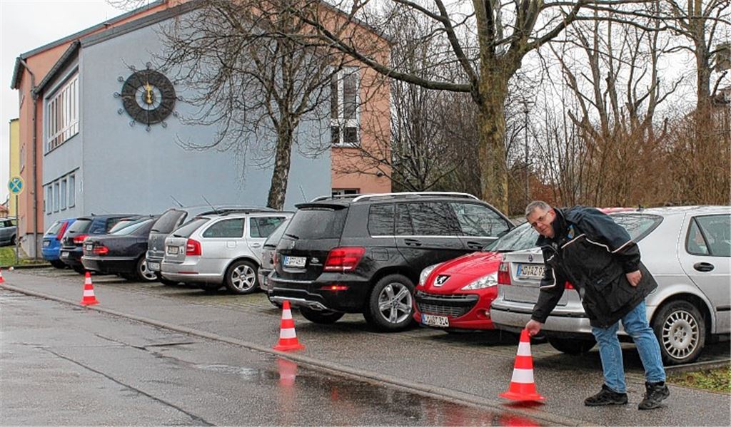 Ein beliebter Parkplatz für gestresste Eltern: Roland Angermaier sperrt den Gehweg vor der Schillerschule in Mühlacker ab. 