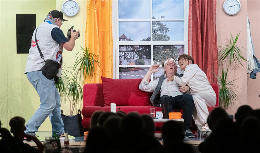 Ein besonderes Geburtstagsgeschenk macht die Laienschauspielgruppe „Les Pommes“ der Gemeinde Ölbronn-Dürrn mit ihren gefeierten Vorstellungen.Fotos: Fotomoment, Seidel (2)