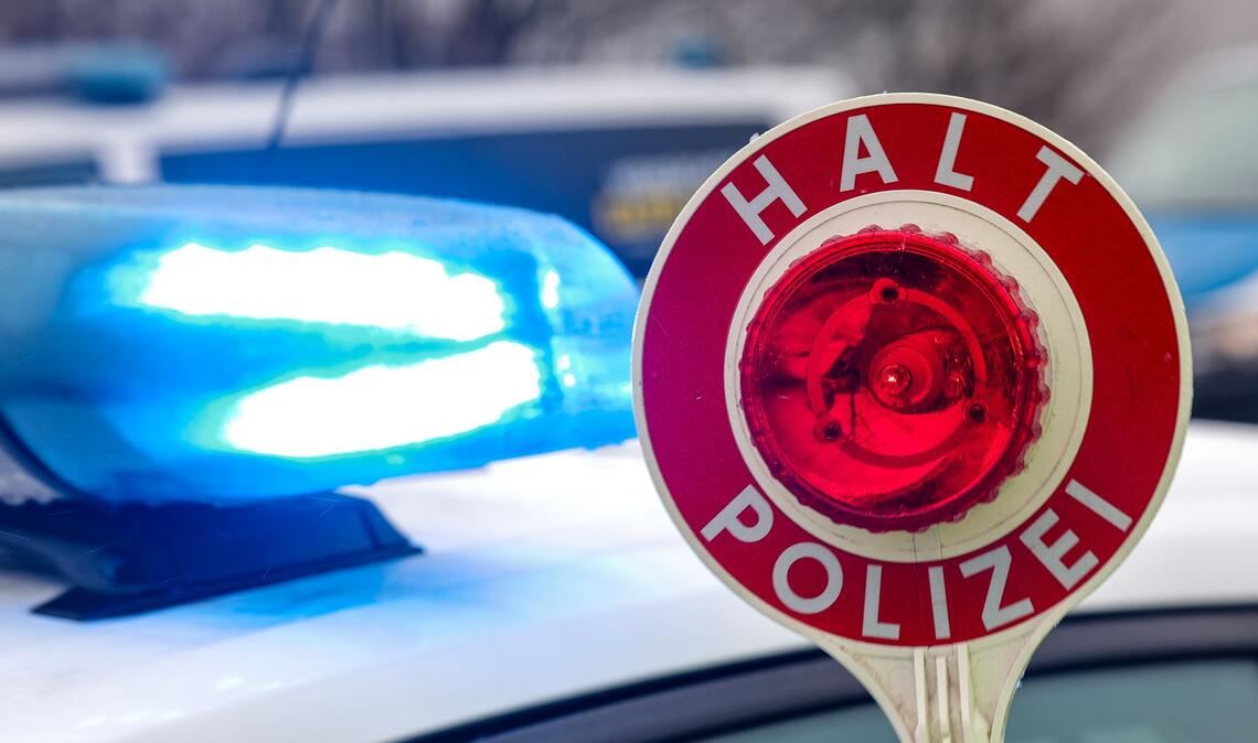 Ein betrunkener Autofahrer wollte nach einem Unfall auf der A5 als Anhalter weiterkommen – und wurde festgenommen (Symbolfoto).