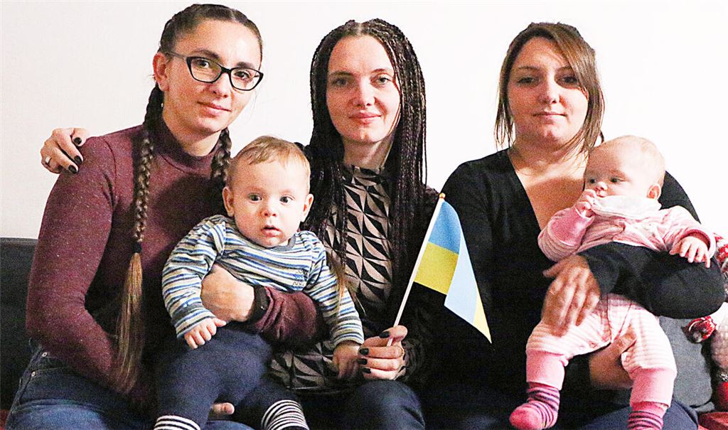 Ein bisschen deutsch, ein bisschen ukrainisch: Auch wenn weder Esfir Filt (v.li.) noch Alona Mazigwa oder Chrystoslava Solokha der Sinn nach Feiern steht, richten sie für die Kinder ein Weihnachtsfest aus und feiern am 24. Dezember, und nicht wie in ukrainisch-orthodoxen Familien üblich Anfang Januar. Foto: Deeg