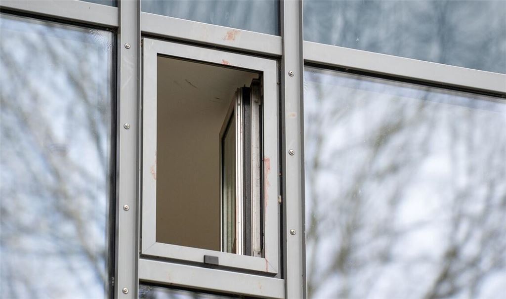 Ein blutverschmiertes Fenster in einem Hotel in Werne, in dem eine Frau erstochen wurde.