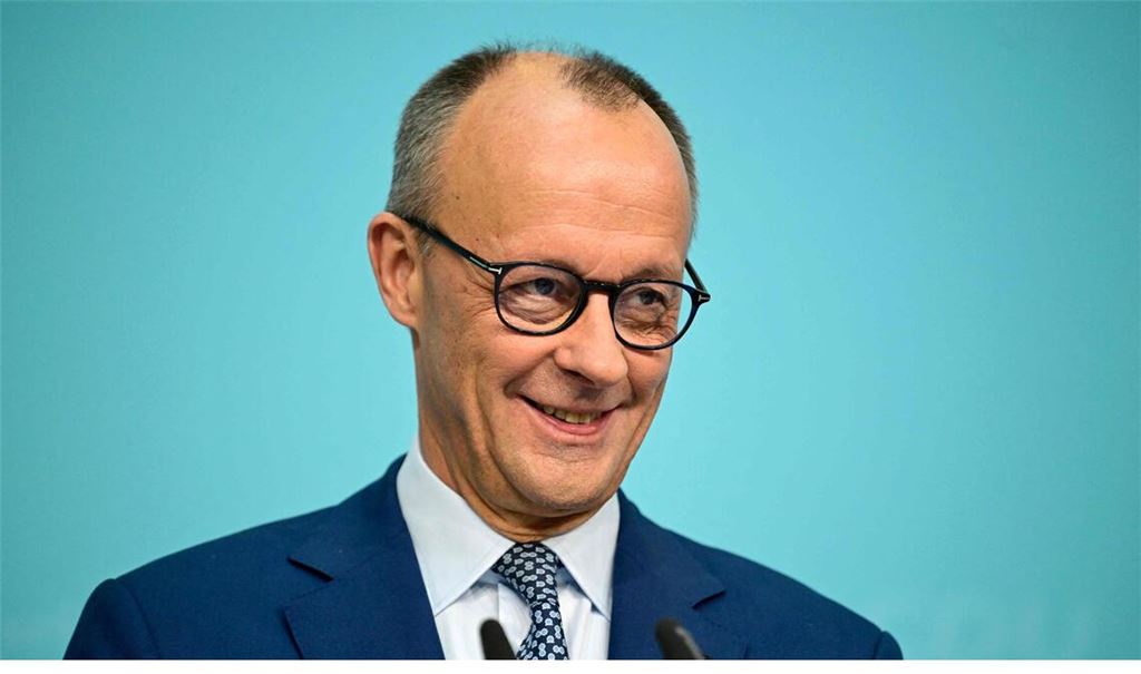 Ein breites Lächeln: Friedrich Merz stellt sich nach CDU-internen Beratungen der Öffentlichkeit.