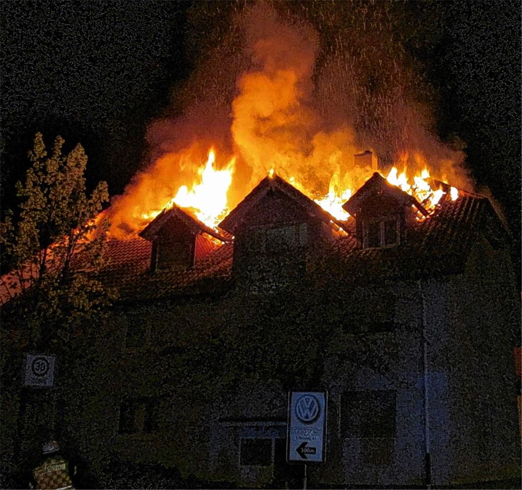 Ein brennender Dachstuhl löst einen Großeinsatz aus.